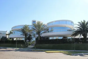 Magnífica casa frente mar em Jurerê Internacional