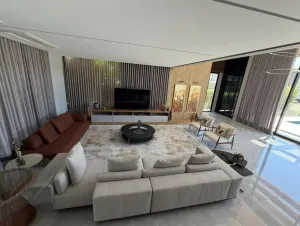 Casa de alto padrão em Jurerê Internacional com piscina