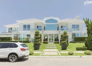 Casa em área nobre a apenas 100m da praia em Jurerê Internacional