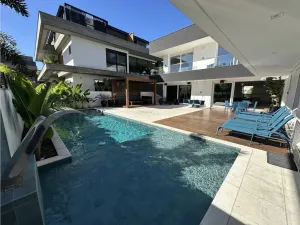 Encantadora Mansão com 9 Suítes a 50 Metros do Mar e 1000m² de Conforto e Sofisticação