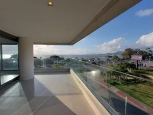 Apartamento beira mar de 4 quartos na Agronômica