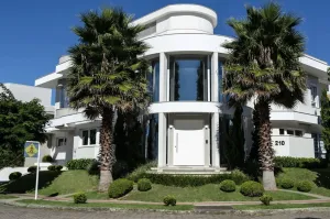 Casa de esquina com 4 suítes, em Jurerê Internacional