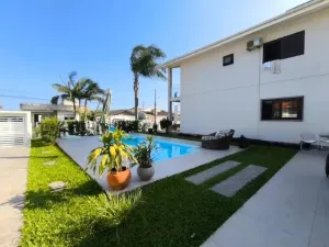 Casa TODA EM LAJE 4 dorm em AMPLO terreno com piscina no centro do Rincão ACEITA PERMUTA