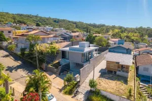 Casa 3 dorm piscina aquecida bem próxima ao Centro de Criciúma ACEITA PARCELAMENTO DIRETO