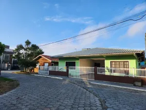 Casa para venda em Ingleses do Rio Vermelho com 4 quartos, sendo 1 suíte , 237m²