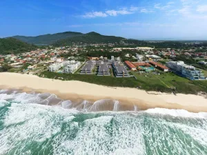 Apartamento de 2 dormitórios no Morro da Pedras