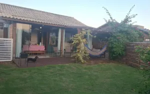 Casa à venda na Praia do Rosa Imbituba-SC: 2 quartos, 1 suíte, piscina, deck e varanda gou