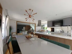 VENDA: Casa 4 Quartos sendo 2 Suítes, 4 Vagas, 450m² Privativos, Vista Mar, Balneário do E