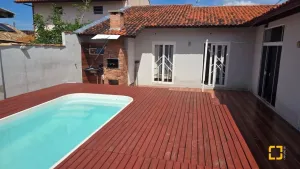Casa com piscina bairro Carianos com 3 dormitórios sendo uma suíte