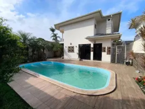 Casa 3 dorm 2 suítes PISCINA bem próxima ao centro Criciúma ACEITA permuta por apartamento