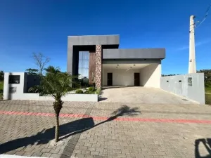 Linda Casa Confortável e Funcional em Araranguá-SC