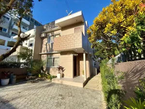 Casa com 4 Dormitórios (sendo 1 no Térre0) no Centro do Campeche - Campeche - Florianópoli