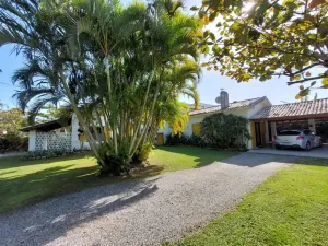 Casa para venda com 300 metros quadrados com 6 quartos