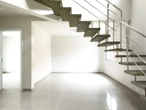 Casa nova em condomínio fechado a venda