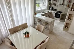 Casa de 3 dormitórios e 329m² priv., a venda em Coqueiros - Florianópolis