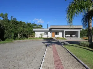 Casa no Condominio Quinta dos Guimarães em Santo Amaro da Imperatriz!
