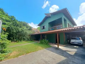 Sobrado para venda possui 220 metros quadrados com 6 quartos em Rio Tavares - Florianópoli