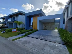 Casa com 3 dormitórios sendo 01 suíte no Condomínio Pedra Branca em Palhoça.