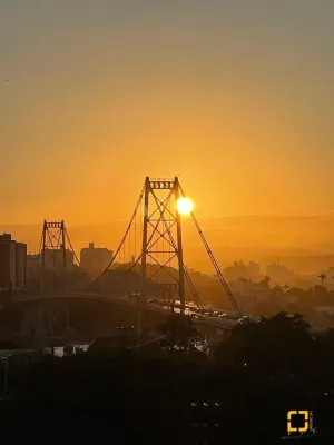 Apartamento em frente às pontes, com o melhor pôr do sol da Ilha