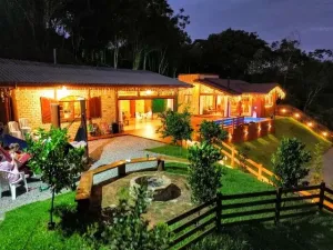 Chácara com casa, salão de festas, piscina, amplo espaço, bem localizada, com bela vista