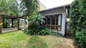 Casa charmosa e aconchegante no centro de Sombrio, com três quartos.