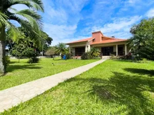 Casa Sítio 3 dorm AMPLO terreno perto do centro da cidade em bairro tranquilo e familiar