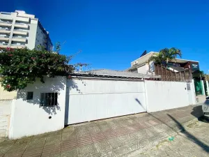 Casa com 5 dormitórios sendo 2 suítes ampla área e churrasqueira Estreito - Florianópolis.