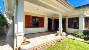 Casa com 400 m², 4 suítes a 350 metros do mar em Jurerê Internacional