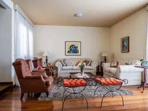 Casa com 3 Quartos, Piscina e 7 Vagas de Garagem - PLC