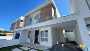 Linda casa em terreno individual e com 03 suítes na Praia dos Ingleses