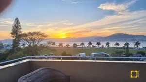 Linda vista para a Beira-mar em uma cobertura a venda com 3 dormitos (2 suites), jacuzzi e