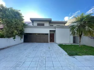 Casa exclusiva em 4 níveis com 330 metros quadrados com 7 dormitórios no Itacorubi - Flori