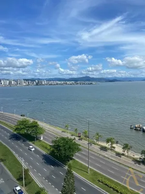 Cobertura à venda - 4 quartos sendo 2 suítes - Centro | Florianópolis/SC.