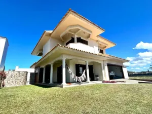 CASA DOIS PAVIMENTOS   ***   BEM PRÓXIMO AO MAR   ***   ÓTIMA POSIÇÃO SOLAR